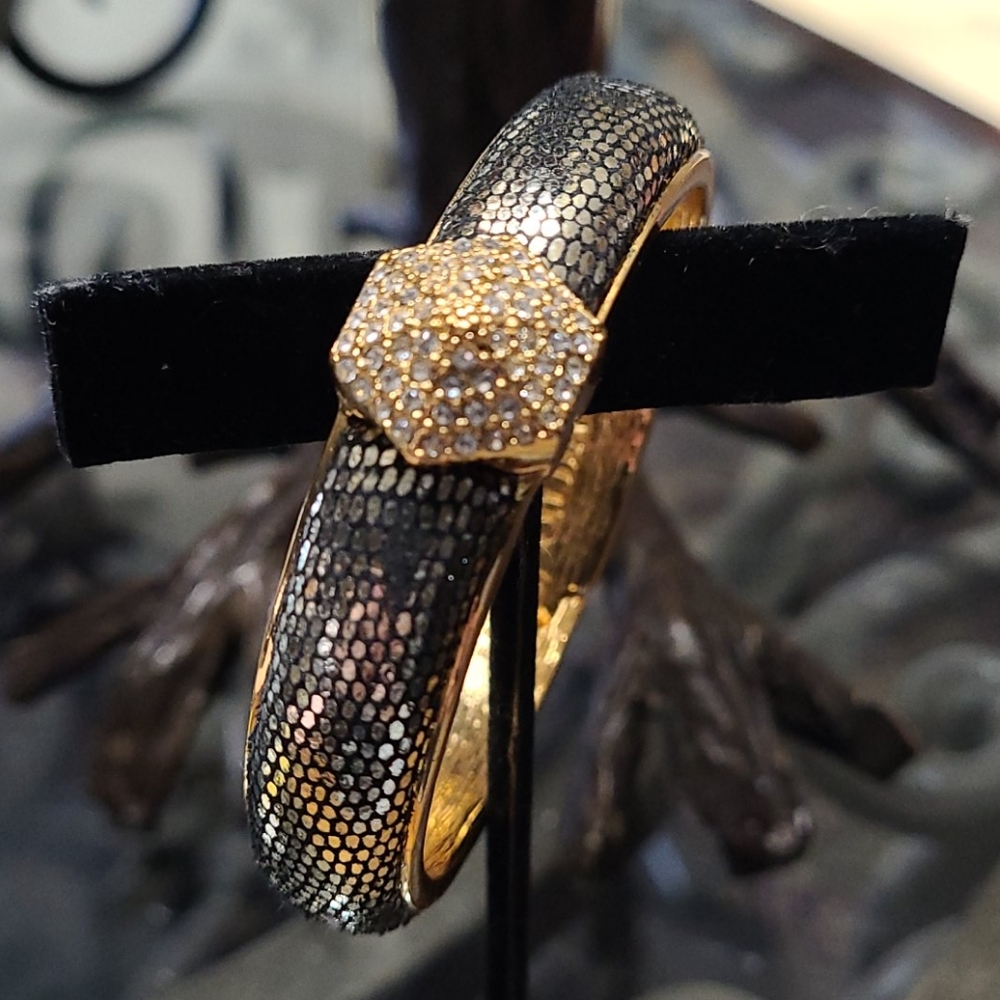 VINCE CAMUTO BANGLE BRACELET HINGE OPEN SNAKE LOOK